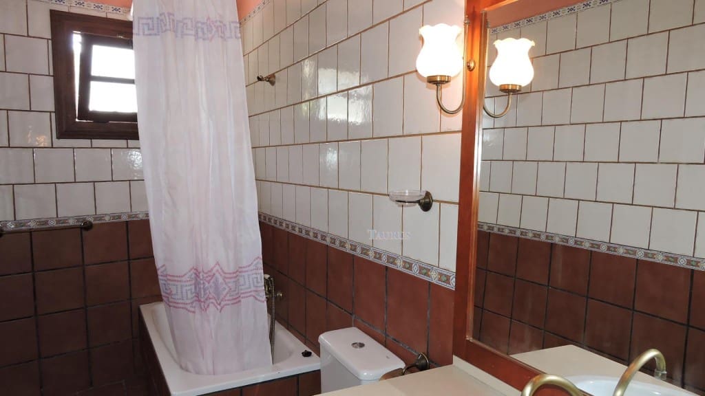 4 soveværelse Villa til salg i Torrox med swimmingpool garage - € 360.000 (Ref: 3471024)