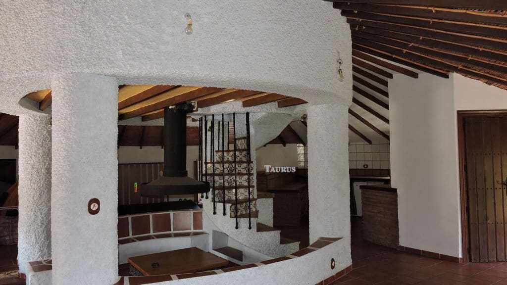 4 soveværelse Villa til salg i Torrox med swimmingpool garage - € 360.000 (Ref: 3471024)