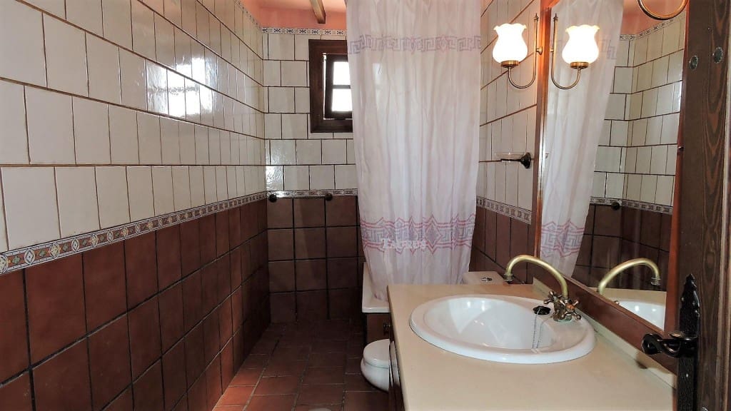 4 soveværelse Villa til salg i Torrox med swimmingpool garage - € 360.000 (Ref: 3471024)