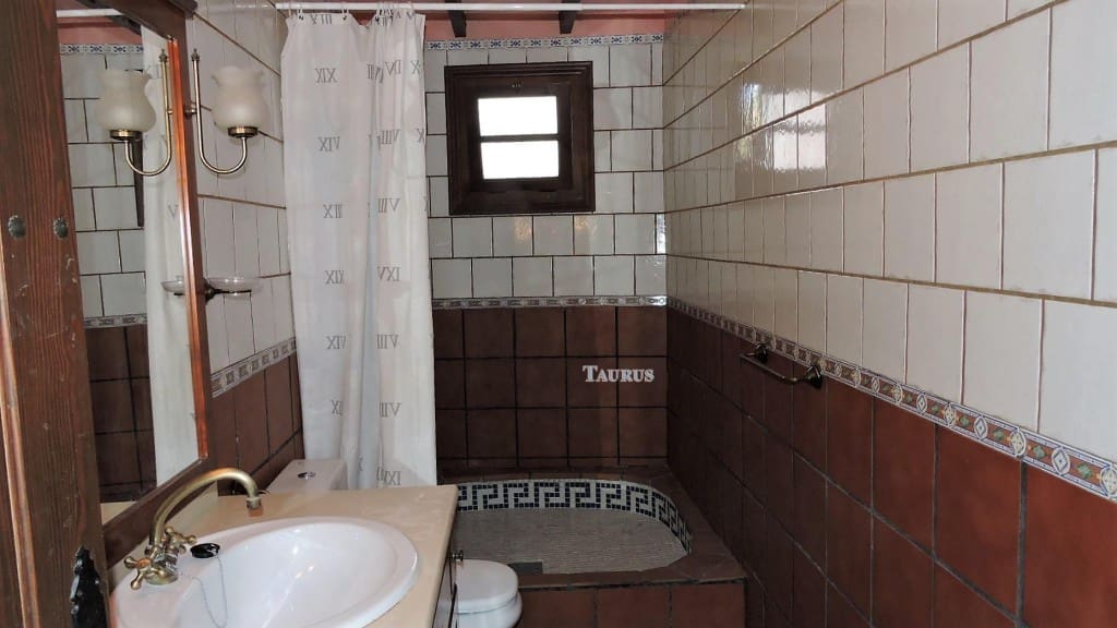 4 soveværelse Villa til salg i Torrox med swimmingpool garage - € 360.000 (Ref: 3471024)