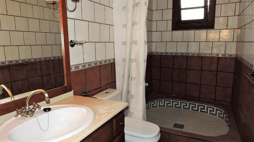 4 soveværelse Villa til salg i Torrox med swimmingpool garage - € 360.000 (Ref: 3471024)