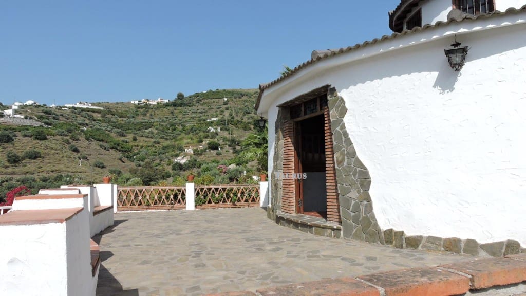 4 soveværelse Villa til salg i Torrox med swimmingpool garage - € 360.000 (Ref: 3471024)