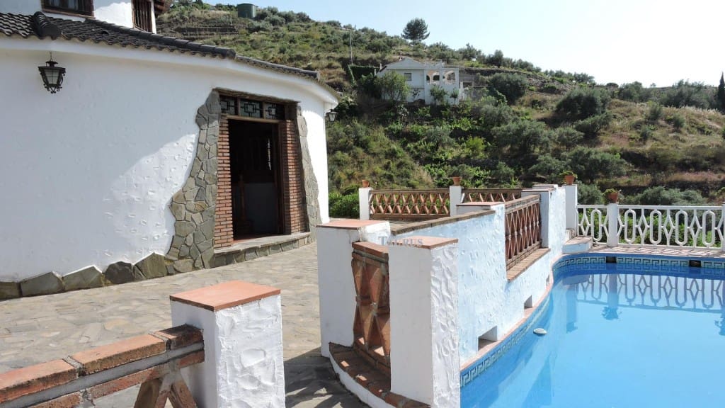 4 soveværelse Villa til salg i Torrox med swimmingpool garage - € 360.000 (Ref: 3471024)