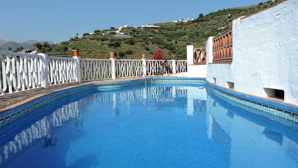 4 soveværelse Villa til salg i Torrox med swimmingpool garage - € 360.000 (Ref: 3471024)