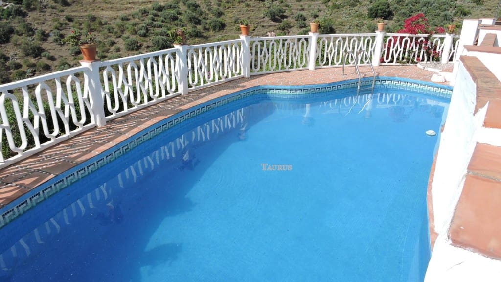 4 soveværelse Villa til salg i Torrox med swimmingpool garage - € 360.000 (Ref: 3471024)