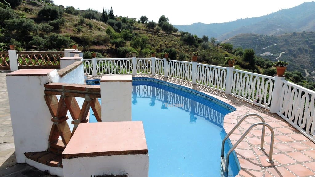 4 soveværelse Villa til salg i Torrox med swimmingpool garage - € 360.000 (Ref: 3471024)