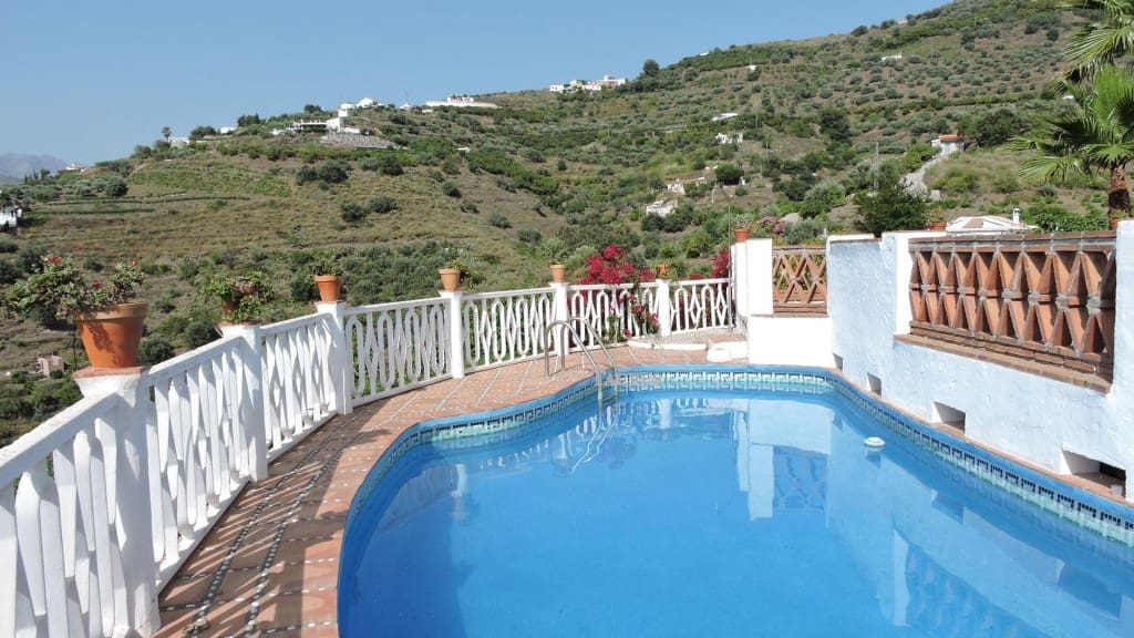 4 soveværelse Villa til salg i Torrox med swimmingpool garage - € 360.000 (Ref: 3471024)