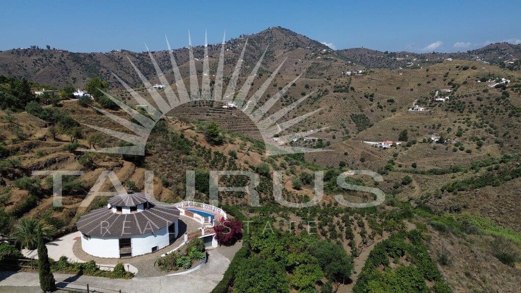 4 sypialnia Willa na sprzedaż w Torrox z basenem garażem - 360 000 € (Ref: 3471024)