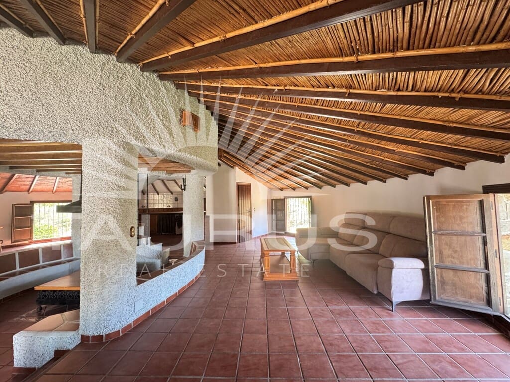 4 bedroom Villa for sale in Torrox with pool garage - € 360,000 (Ref: 3471024)
