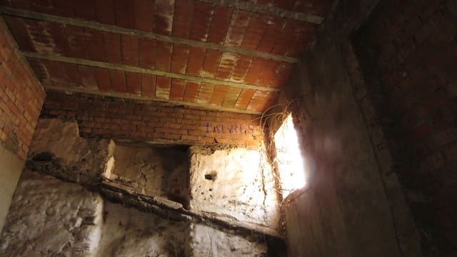 Byhus til salg i Arenas de Velez, Arenas - € 37.000 (Ref: 4107819)