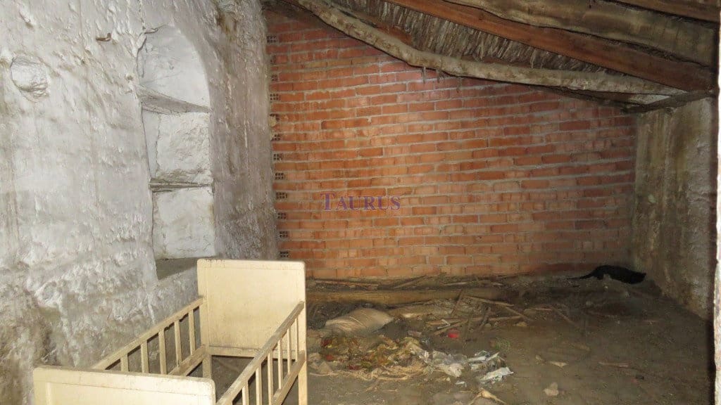 Casa en Arenas de Velez en venta con piscina - 37.000 € (Ref: 4107819)