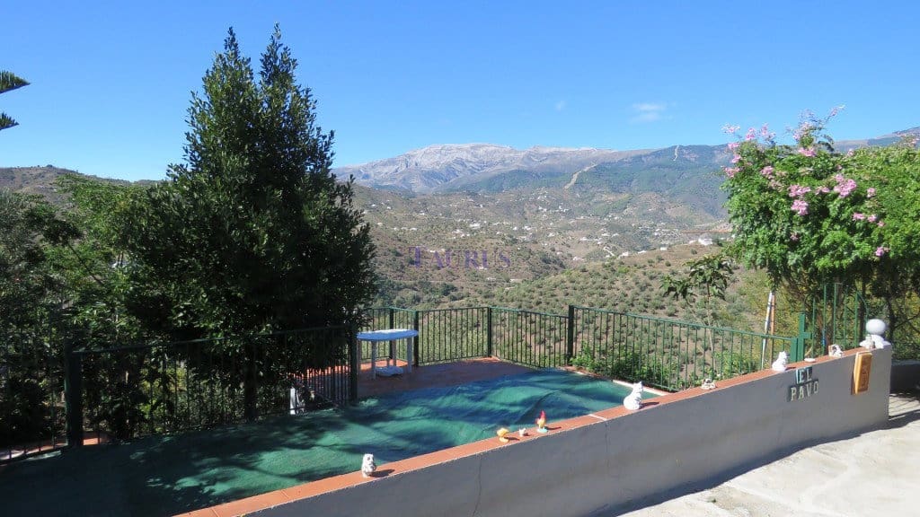 3 bedroom Villa for sale in Competa with pool garage - € 230,000 (Ref: 4222924)