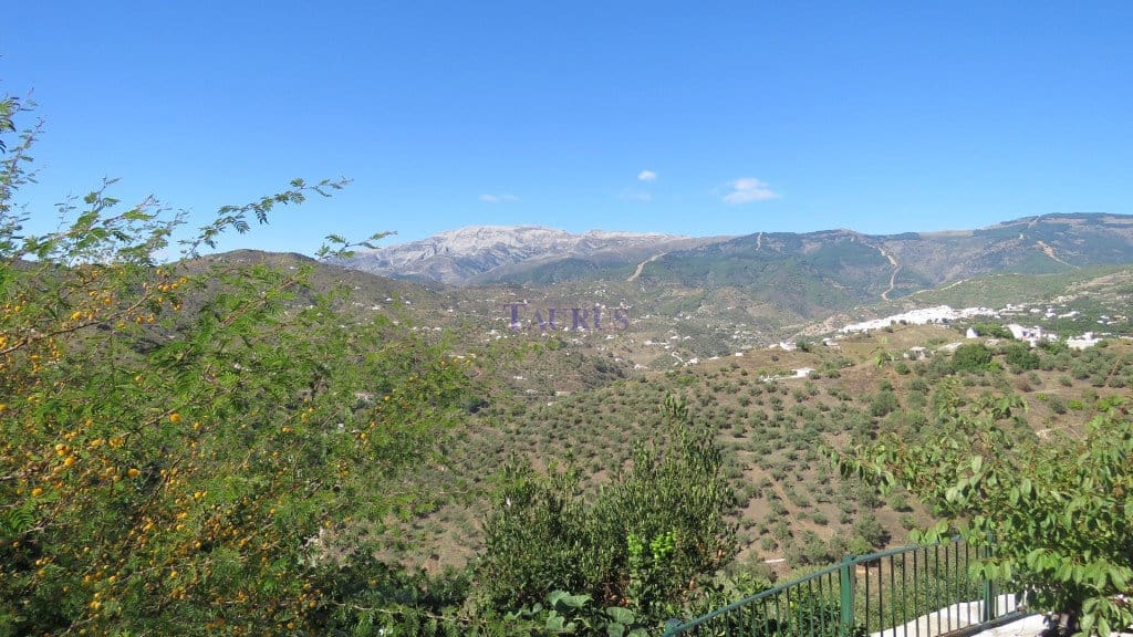 3 bedroom Villa for sale in Competa with pool garage - € 230,000 (Ref: 4222924)