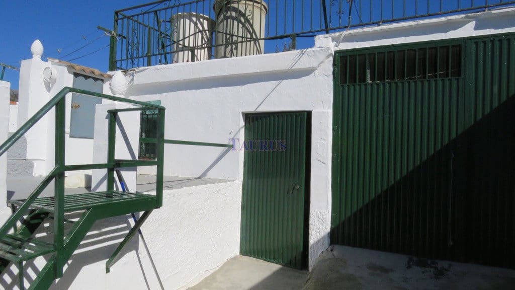 3 bedroom Villa for sale in Competa with pool garage - € 230,000 (Ref: 4222924)