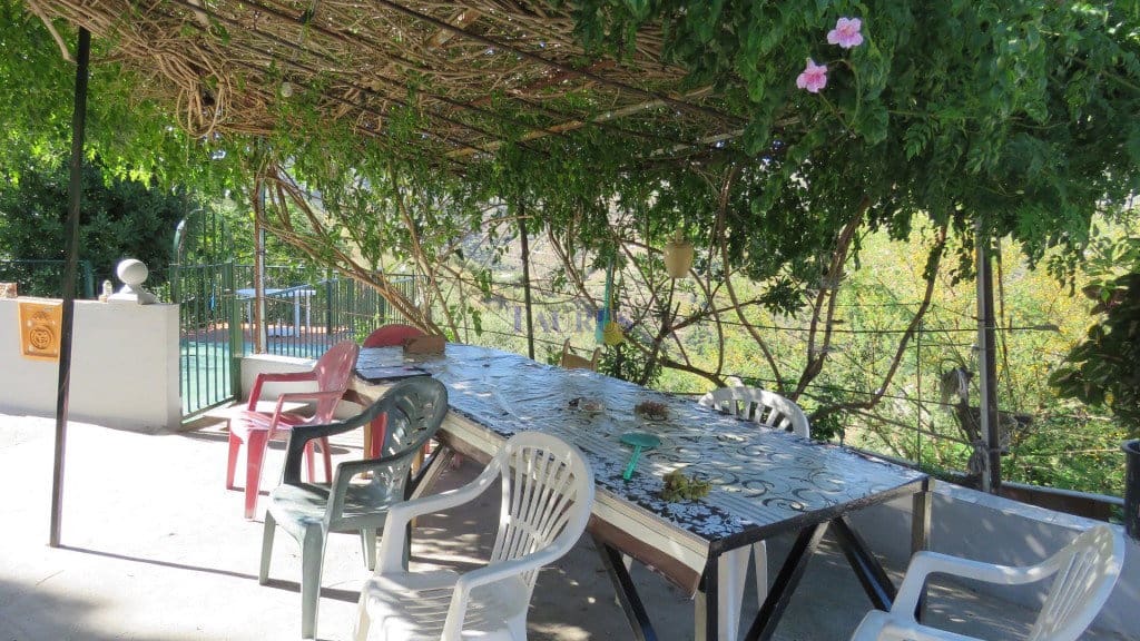 3 bedroom Villa for sale in Competa with pool garage - € 230,000 (Ref: 4222924)