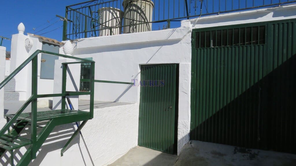 3 bedroom Villa for sale in Competa with pool garage - € 230,000 (Ref: 4222924)