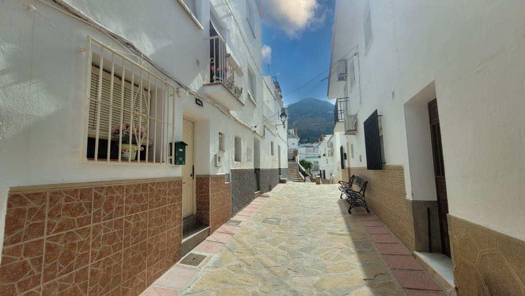 4 soveværelse Byhus til salg i Competa med garage - € 190.000 (Ref: 4222925)