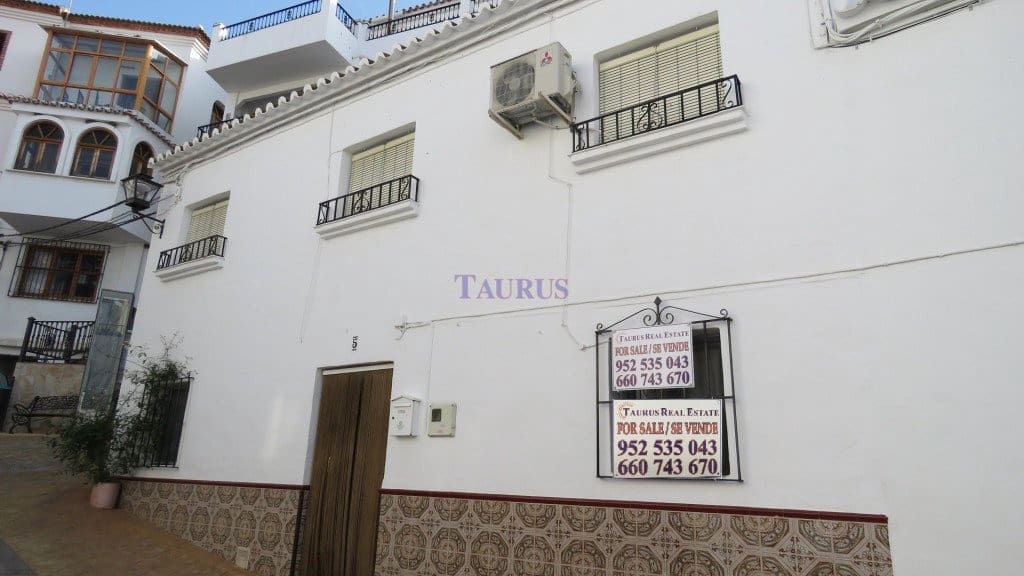 2 bedroom Townhouse for sale in Sayalonga with pool garage - € 99,000 (Ref: 4465547)