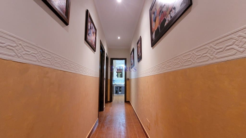 4 soveværelse Villa til salg i Sayalonga med swimmingpool garage - € 575.000 (Ref: 4506948)