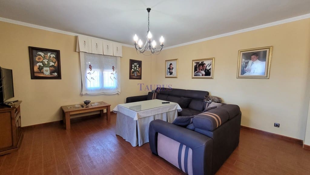 4 soveværelse Villa til salg i Sayalonga med swimmingpool garage - € 575.000 (Ref: 4506948)