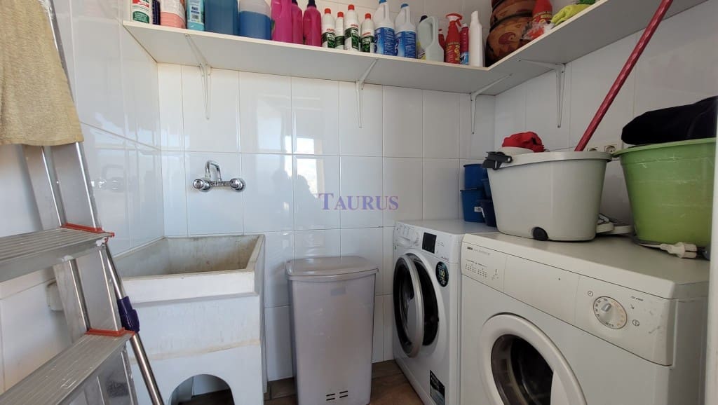 4 soveværelse Villa til salg i Sayalonga med swimmingpool garage - € 575.000 (Ref: 4506948)