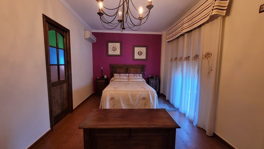 4 soveværelse Villa til salg i Sayalonga med swimmingpool garage - € 575.000 (Ref: 4506948)