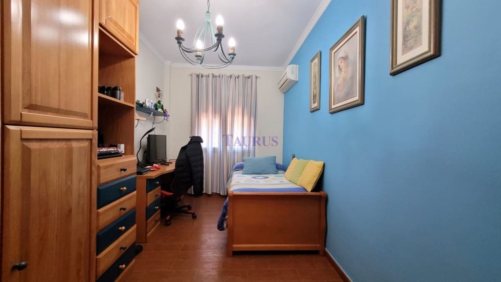 4 soveværelse Villa til salg i Sayalonga med swimmingpool garage - € 575.000 (Ref: 4506948)