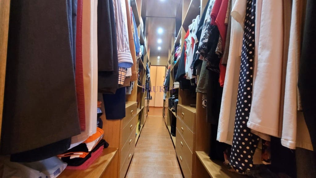 4 soveværelse Villa til salg i Sayalonga med swimmingpool garage - € 575.000 (Ref: 4506948)