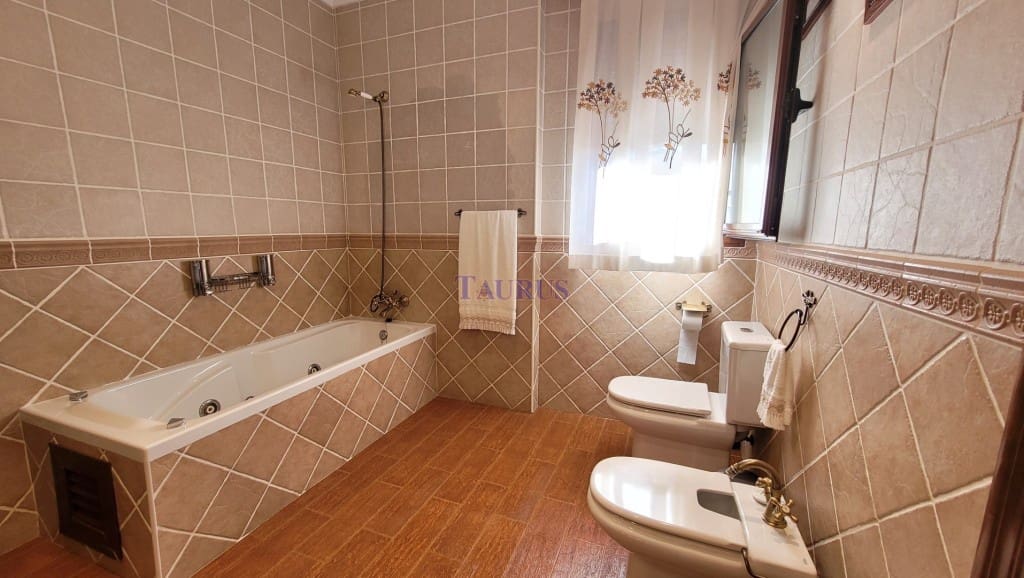 4 soveværelse Villa til salg i Sayalonga med swimmingpool garage - € 575.000 (Ref: 4506948)