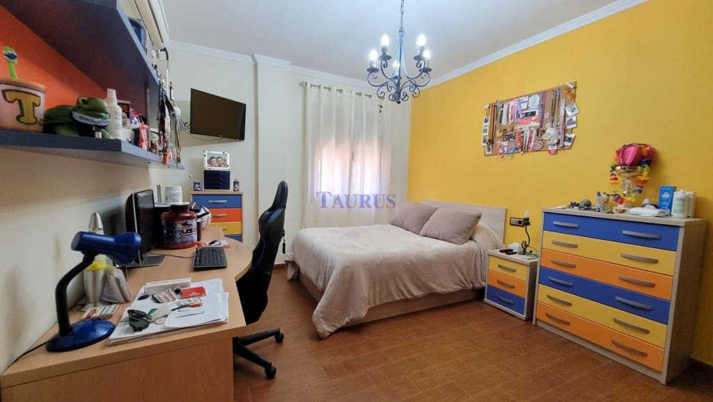 4 soveværelse Villa til salg i Sayalonga med swimmingpool garage - € 575.000 (Ref: 4506948)