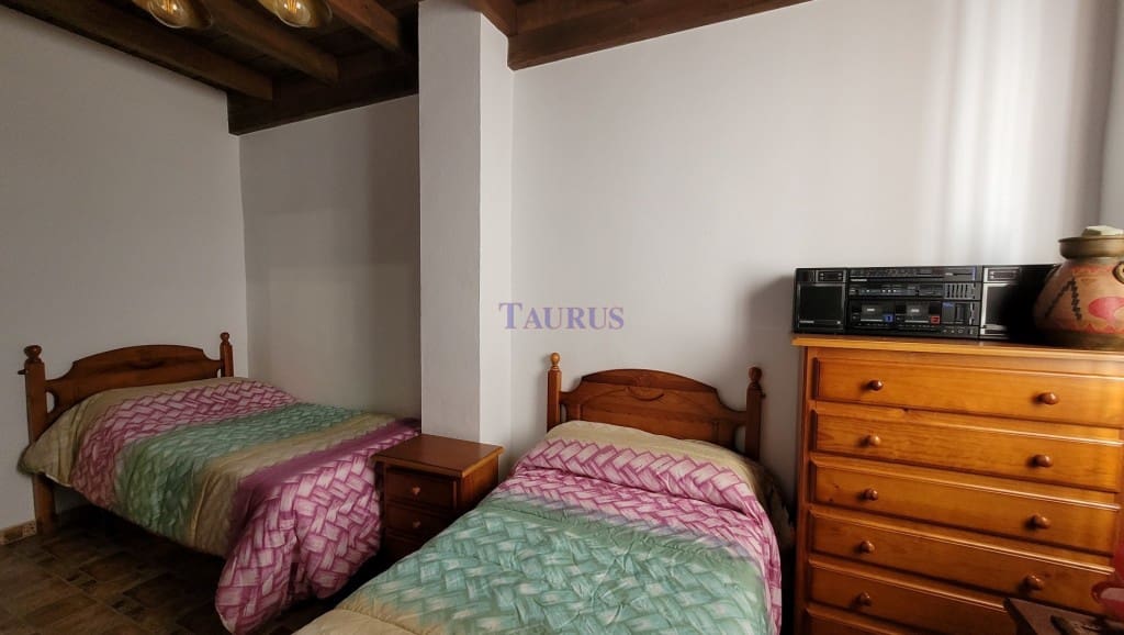 4 soveværelse Villa til salg i Sayalonga med swimmingpool garage - € 575.000 (Ref: 4506948)