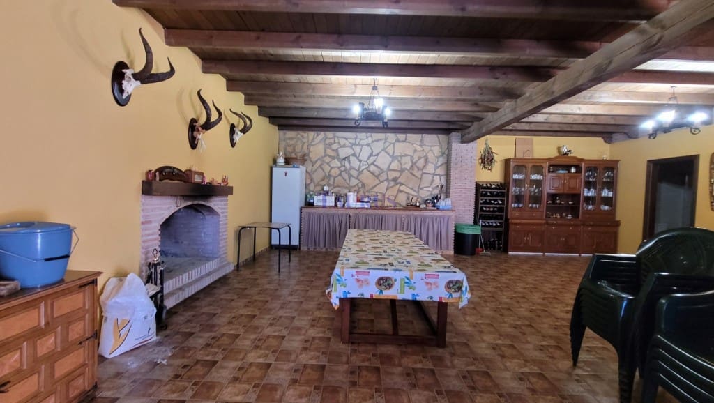 4 soveværelse Villa til salg i Sayalonga med swimmingpool garage - € 575.000 (Ref: 4506948)