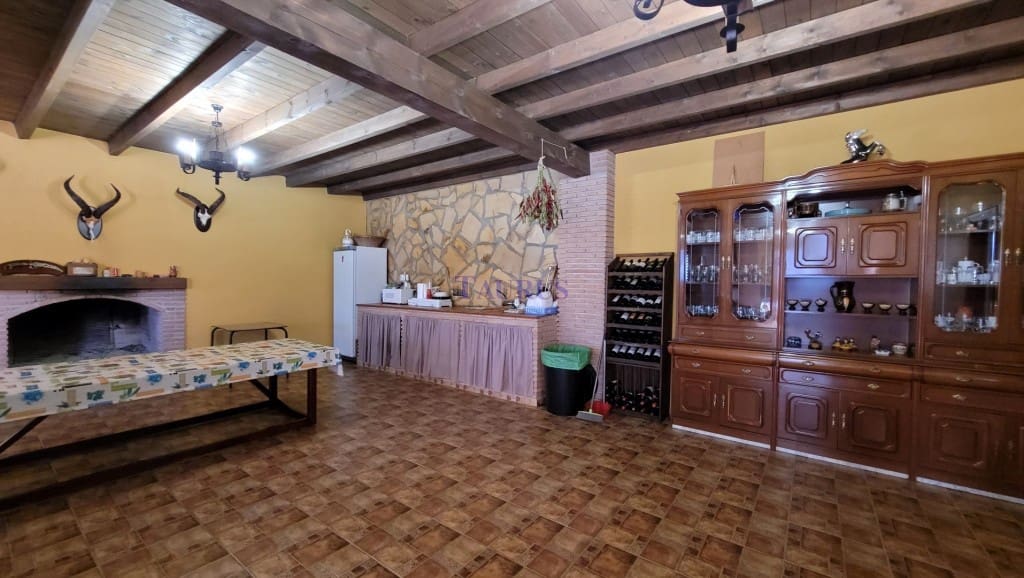 4 soveværelse Villa til salg i Sayalonga med swimmingpool garage - € 575.000 (Ref: 4506948)