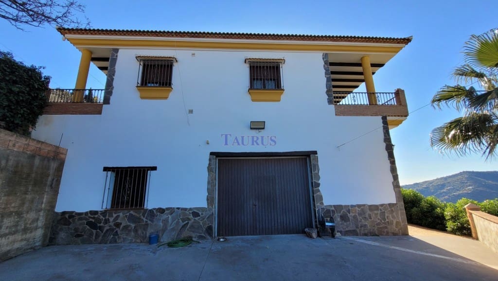 4 soveværelse Villa til salg i Sayalonga med swimmingpool garage - € 575.000 (Ref: 4506948)