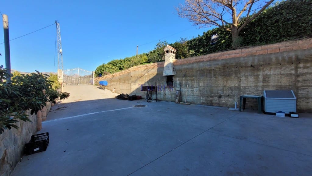 4 soveværelse Villa til salg i Sayalonga med swimmingpool garage - € 575.000 (Ref: 4506948)