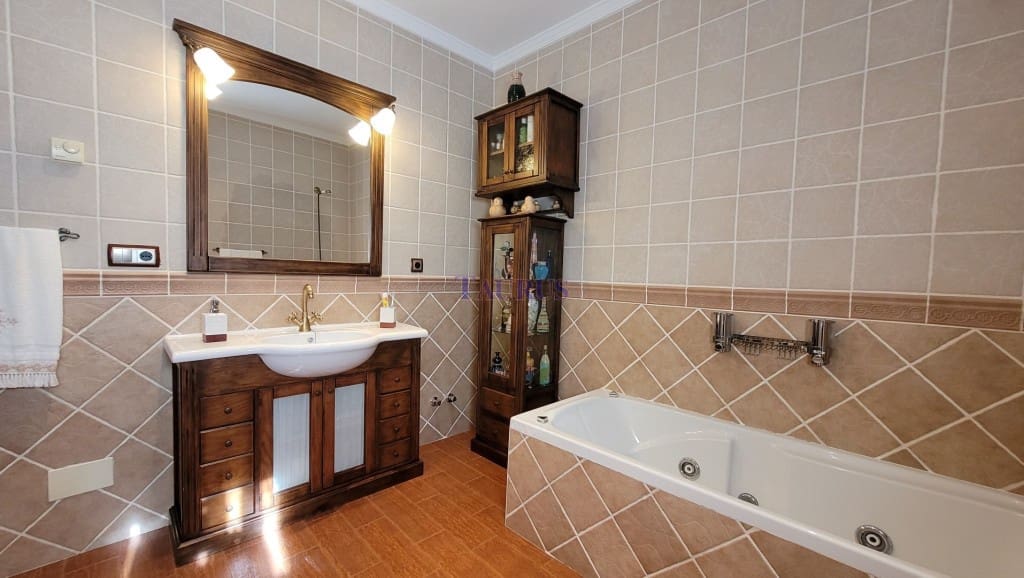 4 soveværelse Villa til salg i Sayalonga med swimmingpool garage - € 575.000 (Ref: 4506948)