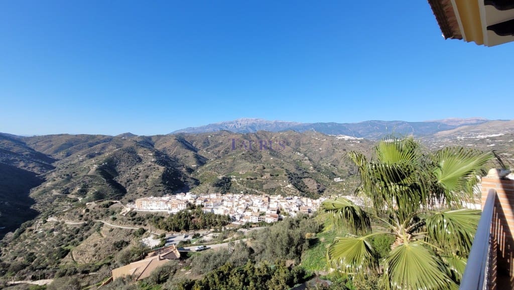 4 soveværelse Villa til salg i Sayalonga med swimmingpool garage - € 575.000 (Ref: 4506948)