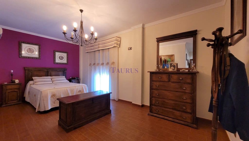 4 bedroom Villa for sale in Sayalonga with pool garage - € 575,000 (Ref: 4506948)