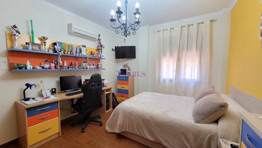 4 bedroom Villa for sale in Sayalonga with pool garage - € 575,000 (Ref: 4506948)