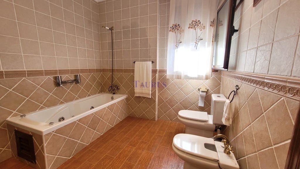 4 bedroom Villa for sale in Sayalonga with pool garage - € 575,000 (Ref: 4506948)