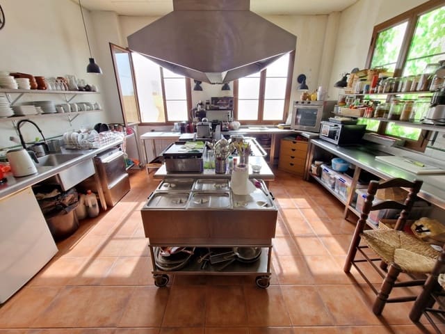 11 soverom Kommersiell til salgs i Alcaucín med svømmebasseng - € 1 350 000 (Ref: 7473515)