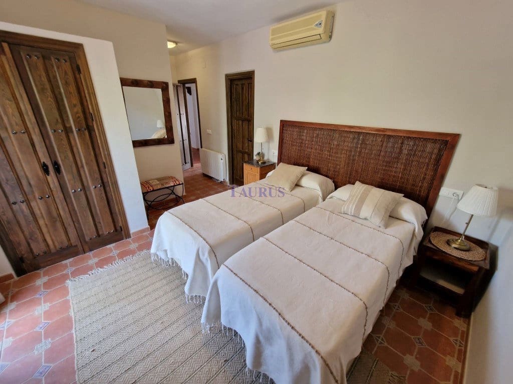 11 chambre Local Commercial à vendre à Alcaucin avec piscine garage - 1 350 000 € (Ref: 7473515)