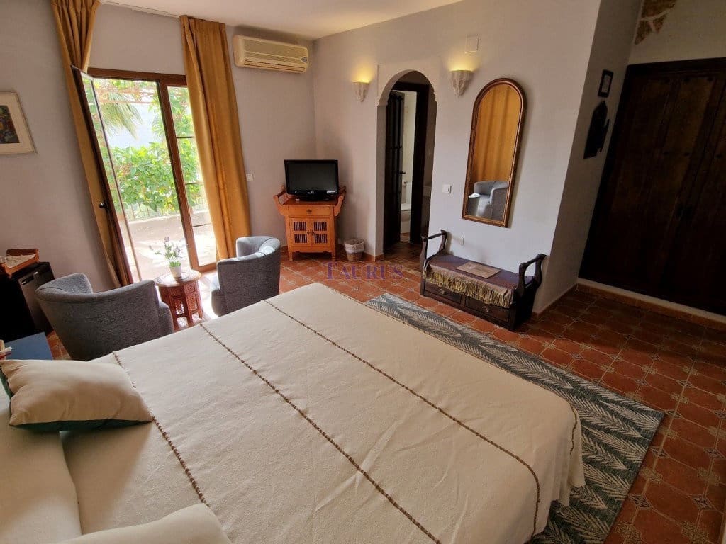 11 chambre Local Commercial à vendre à Alcaucin avec piscine garage - 1 350 000 € (Ref: 7473515)