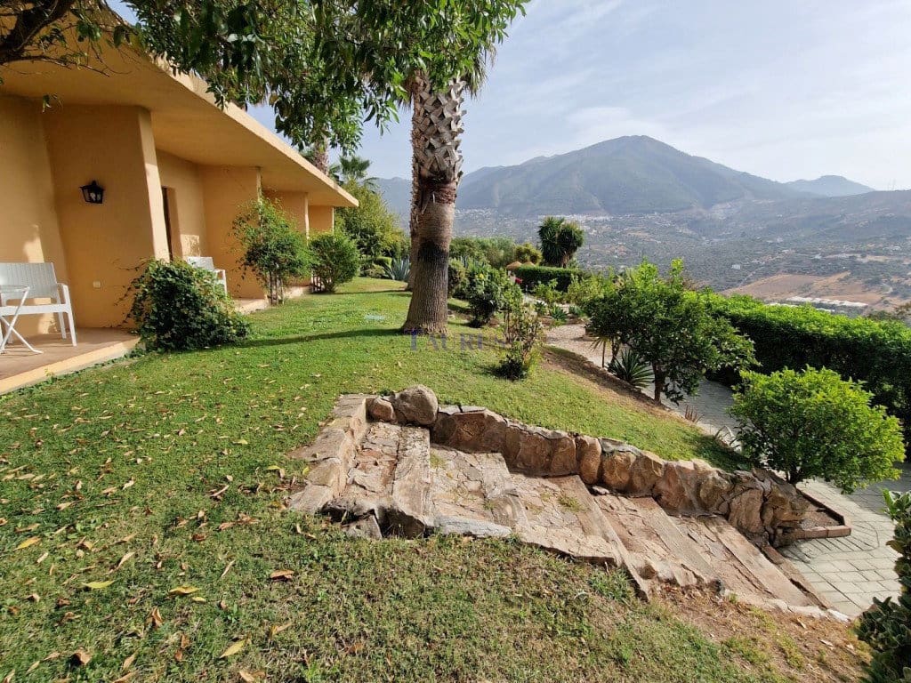 11 chambre Local Commercial à vendre à Alcaucin avec piscine garage - 1 350 000 € (Ref: 7473515)