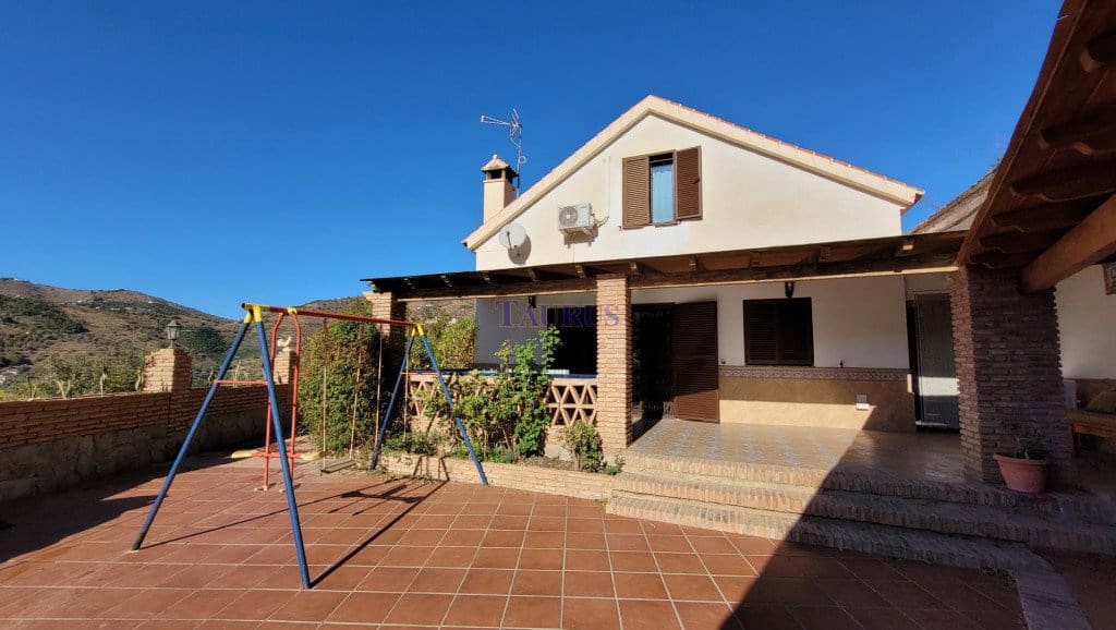 3 sypialnia Willa na sprzedaż w Torrox z basenem garażem - 394 000 € (Ref: 7473522)