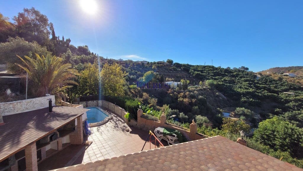 3 sypialnia Willa na sprzedaż w Torrox z basenem garażem - 394 000 € (Ref: 7473522)