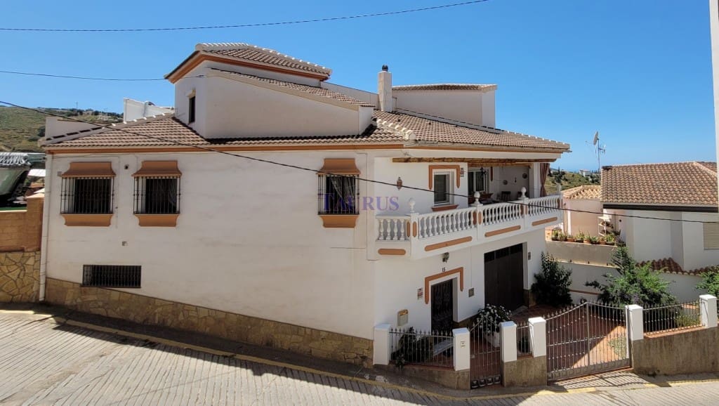 4 soveværelse Byhus til salg i Competa med swimmingpool garage - € 649.000 (Ref: 7473575)