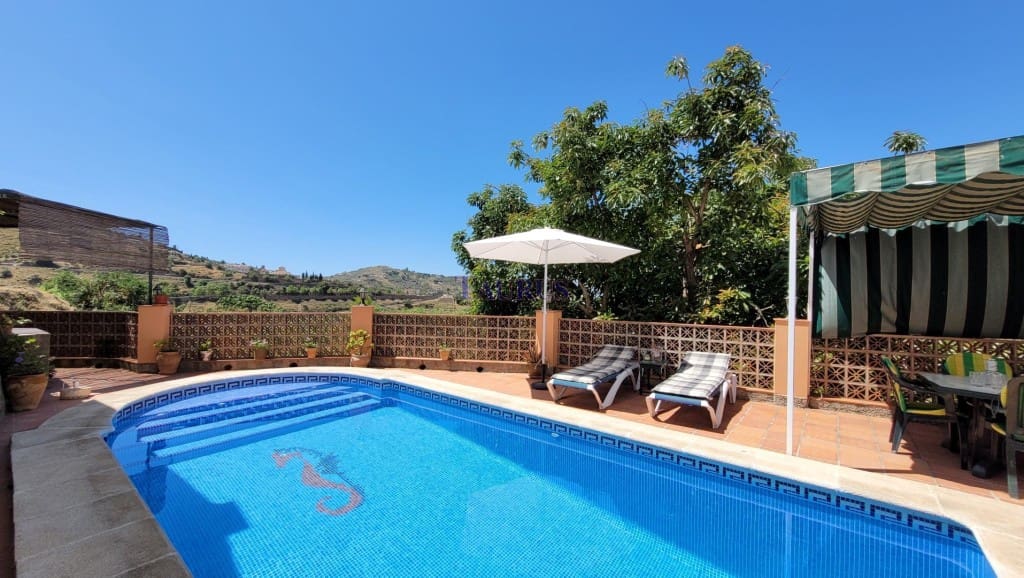 4 soveværelse Byhus til salg i Competa med swimmingpool garage - € 649.000 (Ref: 7473575)