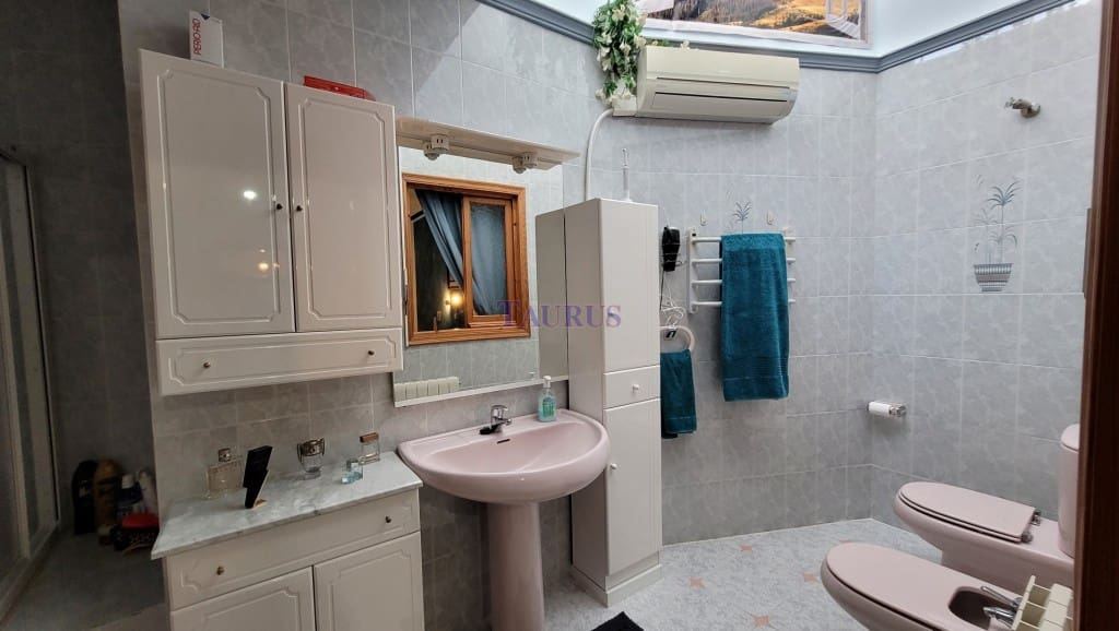 4 soveværelse Byhus til salg i Competa med swimmingpool garage - € 649.000 (Ref: 7473575)