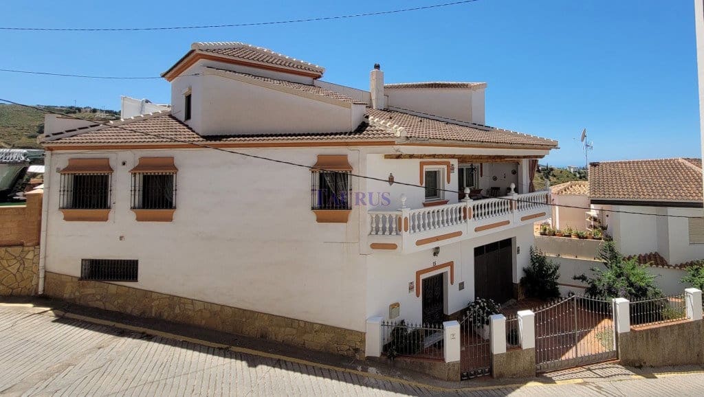 4 bedroom Townhouse for sale in Competa with pool garage - € 649,000 (Ref: 7473575)